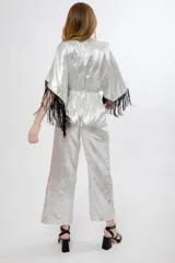 Mono largo de seda color celeste, con escote en V cruzado, mangas cortas amplias con flecos negros y cintura elastizada.