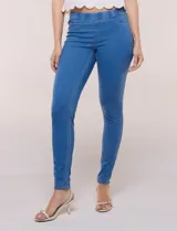 Pantalón jegging de tiro medio en tejido de denim azul, con calce ajustado skinny, cintura elastizada y bolsillos traseros funcionales.