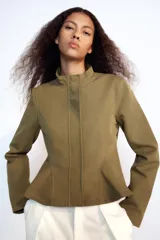 Cazadora entallada Zara color verde militar, con cuello alto, manga larga y bajo acabado en peplum. Cuenta con cierre frontal oculto con cremallera y botones a presión.
