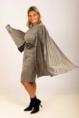 Vestido plateado de lurex con mangas plisadas y detalle de flor en la cintura.