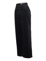 Pantalón de corte recto y tiro alto confeccionado en cotelé de algodón orgánico color negro, con diseño de textura acanalada, pretina estructurada y bolsillos funcionales.