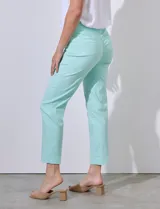Pantalón de vestir verde esmeralda, de corte recto, con bolsillos laterales y traseros.
