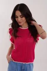 Top tejido color beige con cuello redondo y mangas con volados ribeteados en verde lima.