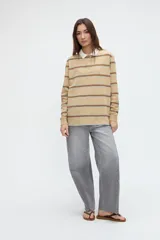 Remera polo de manga larga de algodón con textura suave, diseño a rayas horizontales en tonos beige, marrón y celeste, cuello blanco en contratono y media cartera de botones.
