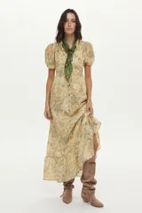 Vestido largo de algodón con estampado floral en tonos beige y verde, mangas cortas abullonadas, cuello camisero y lazo ajustable.