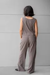Pantalón sastrero de tiro alto y corte amplio, color gris oscuro, con pinzas en la cintura.
