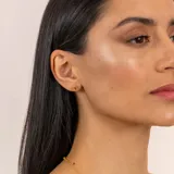 Aros de tornillo en plata 925 bañada en oro 18k con piedra granate rectangular.