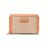 Billetera Extra Large modelo Joan de diseño rectangular, combinando cuerpo con textura tramada tipo sintética y detalles en material sintético tostado. Cuenta con cierre perimetral y aplique frontal con el logo de la marca grabado.