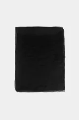 Pashmina plisada color negro, de textura suave y ligera, confeccionada en 100% poliéster.