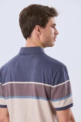 Remera polo de manga corta con diseño de franjas horizontales en tonos azul, beige, marrón y celeste. Cuenta con cuello camisero, cierre frontal de dos botones y pequeño logo bordado en el pecho.