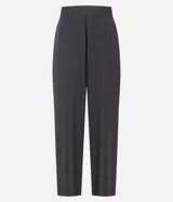 Pantalón sastrero wide leg color marrón, con diseño de perneras amplias, tiro alto y pinzas delanteras.