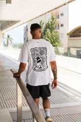 Remera blanca de algodón con estampa en la espalda de un canguro con anteojos de sol, fumando y tomando cerveza.