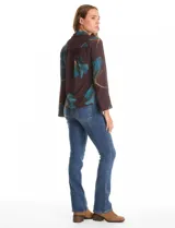 Camisa de crepe marca ABS Allen Schwartz, color marrón con estampado de hojas en tonos verdes y azules. Presenta cuello con solapa, cierre frontal con botones, mangas largas anchas y detalle de bordado con mostacillas en los hombros.