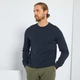 Sweater azul marino de punto con cuello redondo y mangas largas.