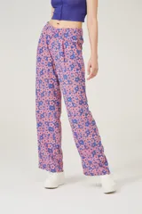 Pantalon de tiro alto con estampado floral en tonos rosados y azules, de corte recto y confeccionado en viscosa.