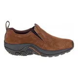 Zapatillas tipo slip-on Merrell modelo Jungle Moc, confeccionadas en gamuza color marrón con paneles elásticos laterales y suela de goma con tecnología de amortiguación.