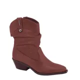 Bota de caña baja marca Bottero, color marrón, con diseño de cuero texturizado, detalle de solapa lateral con botón metálico y taco cuadrado.