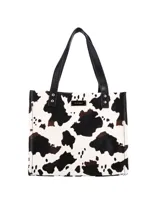 Cartera tipo tote de Terrano con diseño estampado de manchas tipo vaca en blanco y negro. Cuenta con manijas fijas de cuero sintético negro y placa metálica decorativa con el logo de la marca en el frente.
