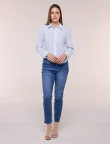 Camisa de algodón calado, con diseño a rayas en tonos celestes y blancos, cuello con solapa, cierre frontal con botones y mangas largas con puños abotonados.