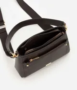 Cartera bandolera de estructura firme en color negro, confeccionada en poliuretano. Cuenta con cierre principal superior, bolsillo frontal con cierre, herrajes metálicos dorados y correa larga ajustable y desmontable.