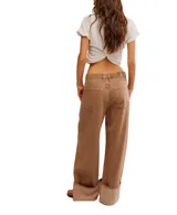 Pantalón marrón de corte ancho y tiro alto, con bolsillos delanteros y traseros.