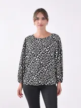 Blusa de mangas largas con estampado abstracto en blanco y negro.