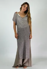 Vestido largo de tejido calado color dorado, con escote en V y mangas cortas.