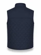 Chaleco azul marino acolchado con diseño capitoneado en rombos, cuello alto forrado en tono tostado y bolsillos frontales con solapa y botones. Cuenta con cierre frontal y detalles de broches metálicos.