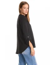 Blusa de corte holgado con escote en V y cuello mao. Presenta mangas largas con sistema de ajuste mediante presilla y botón, permitiendo regular su largo. Confeccionada en tejido con textura sutil.