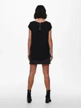 Camiseta básica negra de manga corta, con cuello redondo y diseño de espalda más larga.