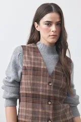 Chaleco de sastrería con estampado de cuadros en tonos tierra, diseño estructurado con escote en V y cierre frontal con botones.