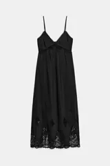 Vestido midi negro con escote en pico, tirantes finos y detalles de bordados y encaje en el escote y el bajo.