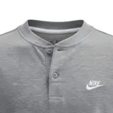Remera gris de algodón de corte clásico con cuello henley y tapeta de dos botones. Logo de Nike bordado en blanco en el pecho.