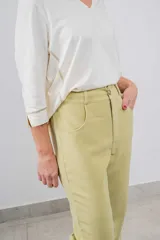 Pantalón de corte recto y tiro alto, color camel, con cierre frontal de botón y cremallera, y bolsillos laterales y traseros.