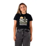 Remera negra Columbia modelo Ruby Springs Graphic con estampa frontal inspirada en la naturaleza, que incluye un pino, montañas y el nombre de la marca.