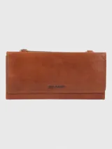 Billetera y cartera cruzada de cuero natural color caramelo, de la marca Hush Puppies. Cuenta con cierre de solapa imantada, bolsillo con cremallera para celular, múltiples ranuras para tarjetas y correa ajustable y extraíble.