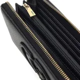 Billetera rectangular Guess modelo Isola, color negro con textura granulada. Presenta un logo central grande en relieve y el nombre de la marca en letras metálicas doradas. Cuenta con cierre perimetral y herrajes dorados.