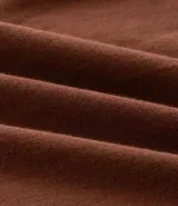 Vestido midi de algodón color marrón, con escote cuadrado y breteles anchos con detalle de volados. Presenta un corte imperio con elástico en la cintura y falda con recortes y volados en el ruedo.