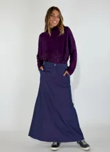 Pollera larga de denim color azul con bolsillos laterales.