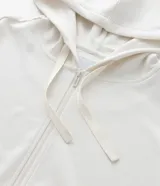 Campera deportiva de corte regular confeccionada en modal, con cierre frontal por cremallera, capucha con cordón ajustable, mangas largas con puños elásticos y bolsillos laterales.