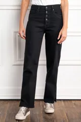 Pantalón de jean negro, de corte recto y tiro medio, con cierre frontal de botones.