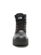 Bota Caterpillar modelo Colorado Max, de cuero liso color negro con suela alta de goma tipo plataforma y cordones.