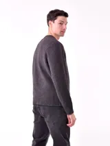 Sweater azul jaspeado de tejido de punto con cuello redondo y mangas largas.