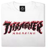 Remera blanca de manga corta con estampado frontal del logo de Thrasher Magazine en color negro con efecto de llamas rojas.