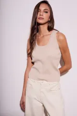 Musculosa color beige de algodón y lurex, con corte ajustado y cuello redondo.
