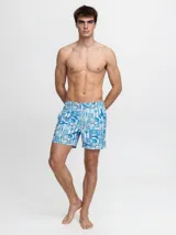 Short de baño de corte regular, color blanco con estampado en tonos azules de inspiración marina con langostas, peces y palmeras. Cuenta con cintura elástica con cordón ajustable.