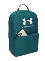 Mochila Under Armour modelo Essential de color verde oscuro, con logo impreso en color blanco en el frente. Cuenta con un compartimento principal con cierre, un amplio bolsillo frontal con cierre y asa superior.