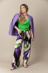 Blazer entallado de cuero color lavanda, con cuello y solapa, bolsillos ojal delanteros y doble hilera de botones metálicos decorativos.