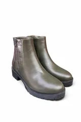 Bota corta de cuero color verde militar, con suela track negra y taco bajo. Presenta un cierre lateral y un panel lateral con textura de cocodrilo.