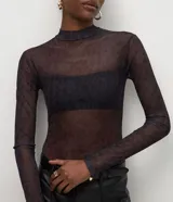 Body de tul transparente Cortelle con estampado animal print, de manga larga, cuello alto y corte ajustado.